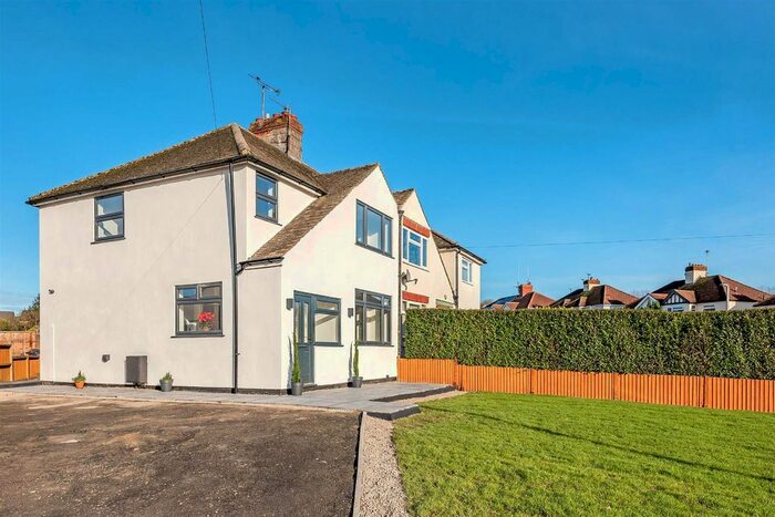 3 Bedroom Semi Detached House For Sale In Meadow Drive, Devizes, SN10