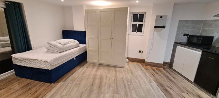 Studio To Rent In Russell Lane, London, N20