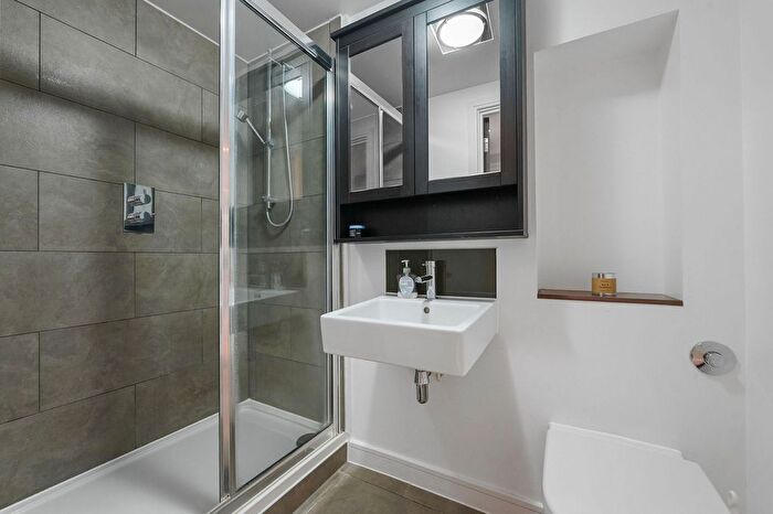 2 Bedroom Flat For Sale In Great North Road, Barnet, EN5