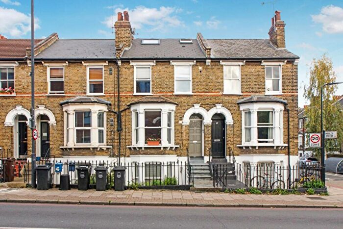 2 Bedroom Apartment To Rent In Kenworthy Road, Hackney, E9