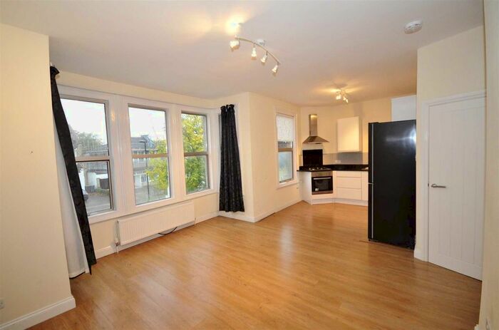 3 Bedroom Flat To Rent In Maidstone Road, London, N11