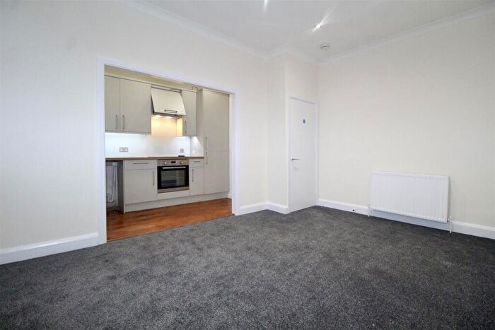 2 Bedroom Flat To Rent In Windmill Hill, Enfield, EN2