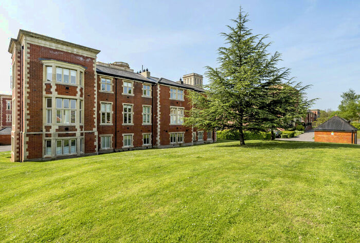 1 Bedroom Apartment For Sale In Royal Earlswood Park, Redhill, Surrey, RH1