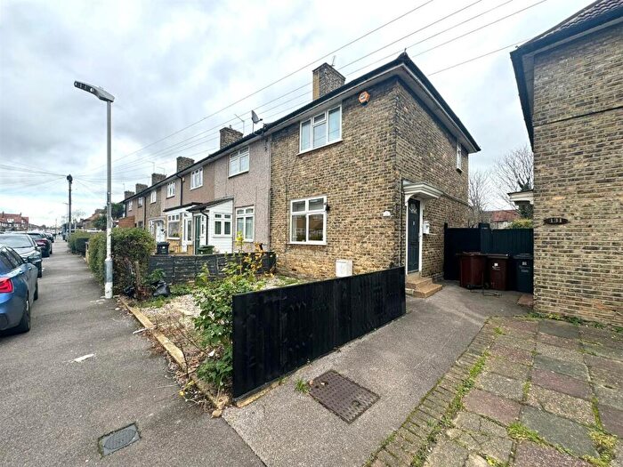 2 Bedroom End Of Terrace House To Rent In Bonham Road, Dagenham, RM8