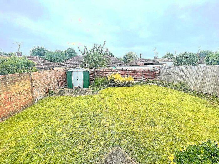 2 Bedroom Bungalow For Sale In Grasmere Avenue, Warden Hills, Luton, Bedfordshire, LU3