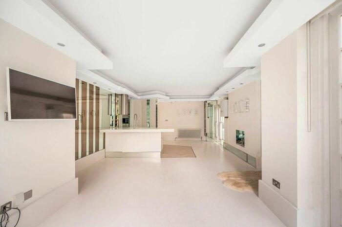 3 Bedroom Flat To Rent In Lindfield Gardens, Hampstead, London, NW3