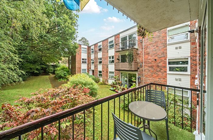 2 Bedroom Flat For Sale In Lingwood Close, Bassett, Southampton, Hampshire, SO16