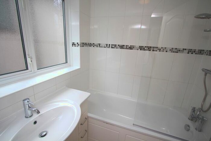 3 Bedroom Flat To Rent In Portsmouth Road, Kingston Upon Thames, KT1