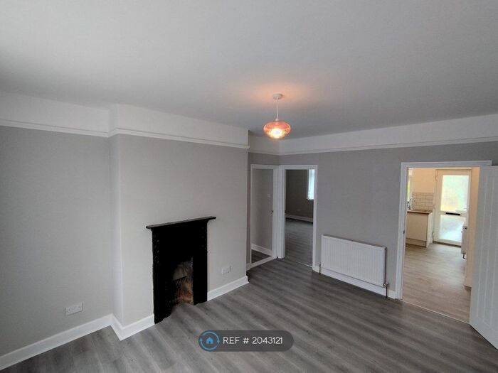 2 Bedroom Maisonette To Rent In Luton Road, Chatham, ME4