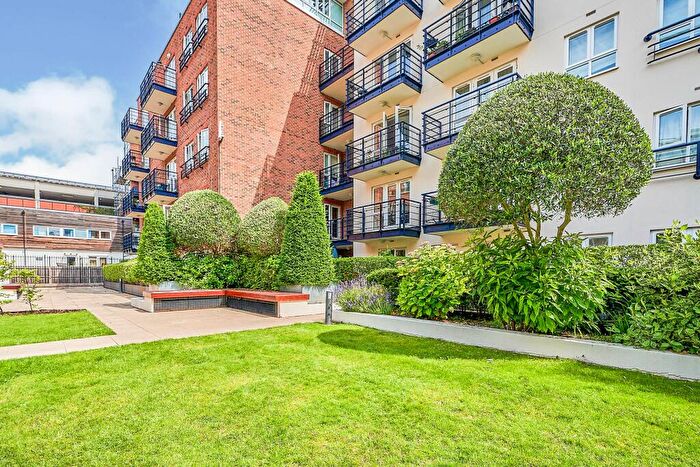 2 Bedroom Flat To Rent In Royal Quarter - Kinsgton Upon Thames, KT2