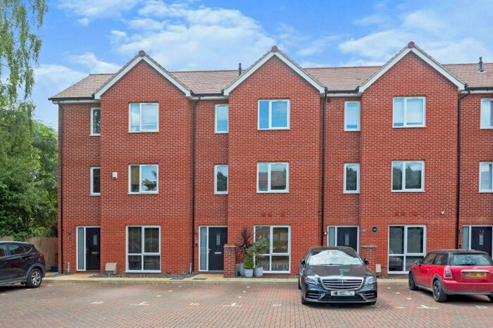 4 Bedroom Town House To Rent In Marquess Drive, Bletchley, Mk, MK2