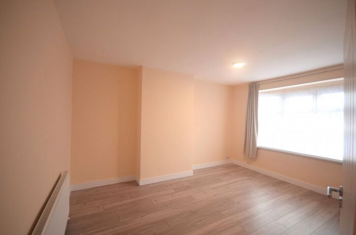 3 Bedroom Flat To Rent In Ilford, IG4