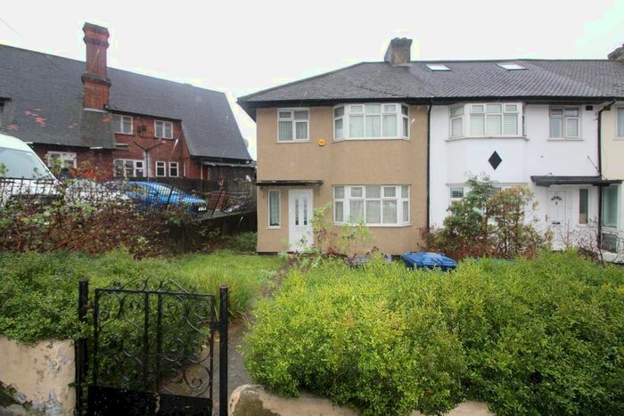 3 Bedroom Property To Rent In Osidge Lane, London, N14