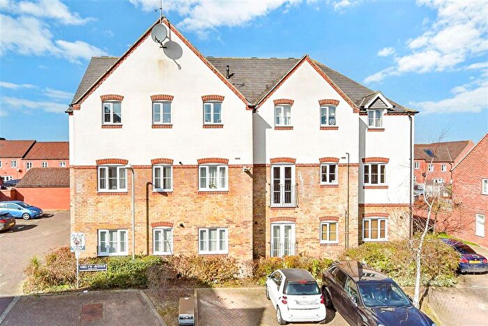 2 Bedroom Flat For Sale In Abelyn Avenue, Sittingbourne, Kent, ME10