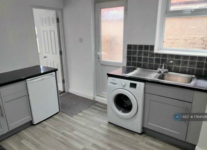 Studio To Rent In County Road, Swindon, SN1