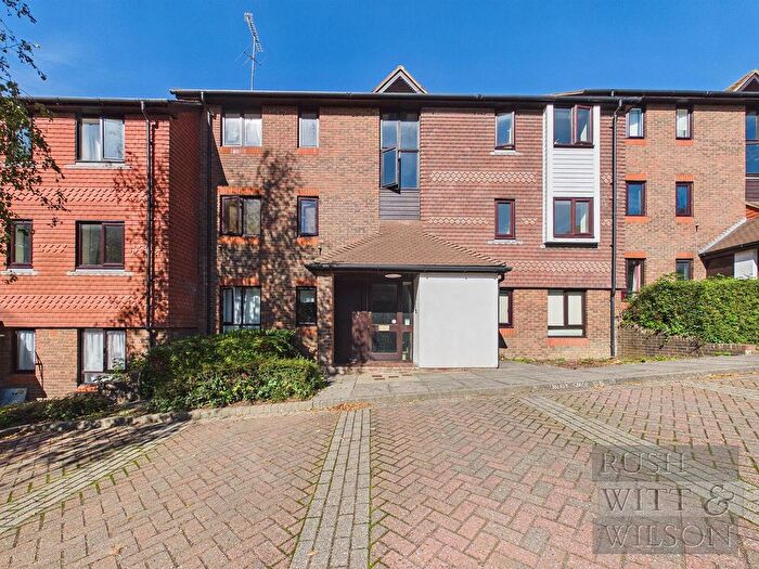 2 Bedroom Flat For Sale In Woodhams Close, Battle, TN33