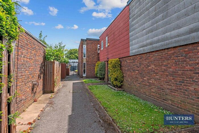 2 Bedroom Flat To Rent In Farnham Gardens, London, SW20