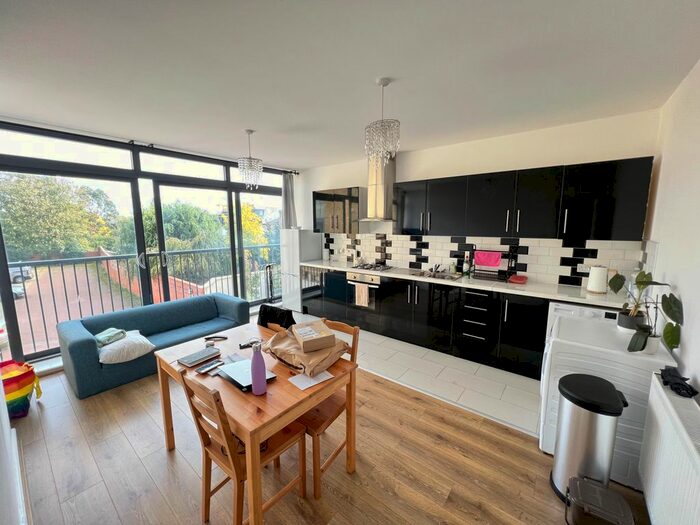 3 Bedroom Flat To Rent In Caxton Road, London, SW19