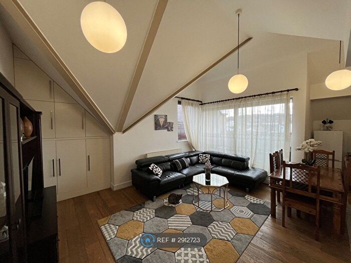 2 Bedroom Flat To Rent In Schoolhouse Yard, London, SE18