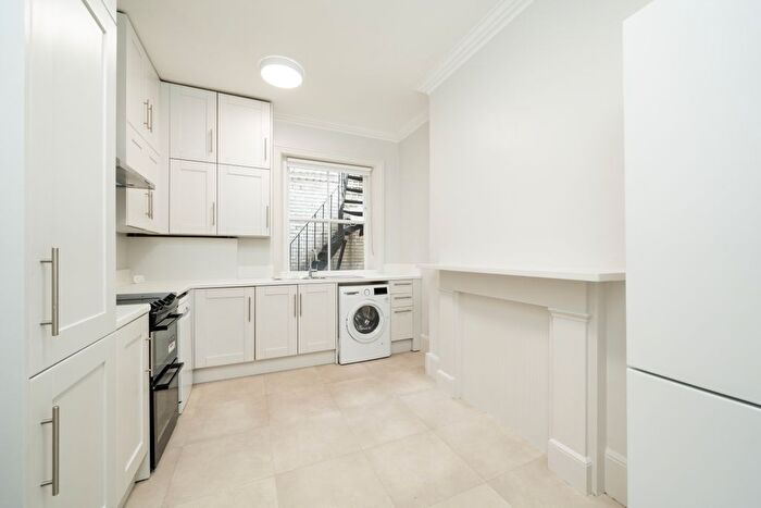 3 Bedroom Flat To Rent In Kings Road, London, SW3