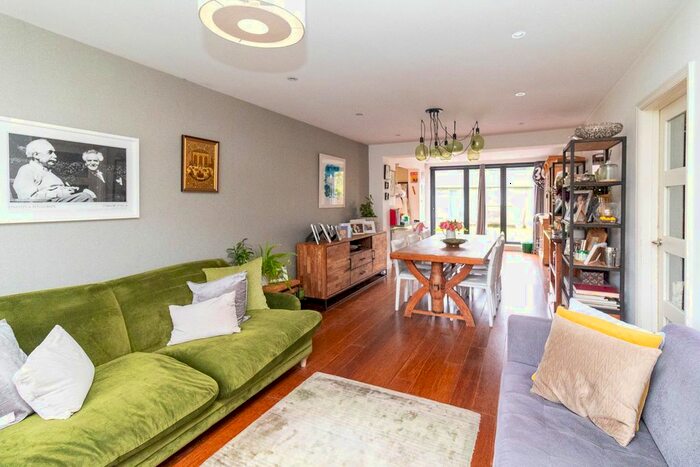 5 Bedroom Detached House For Sale In Edgwarebury Lane, Edgware, HA8