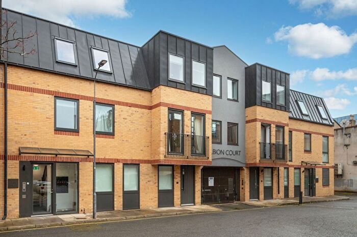 1 Bedroom Flat To Rent In Albion Court, Hammersmith, London, W6
