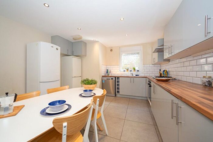 6 Bedroom Terraced House To Rent In Chestnut Avenue, Hyde Park, Leeds, LS6