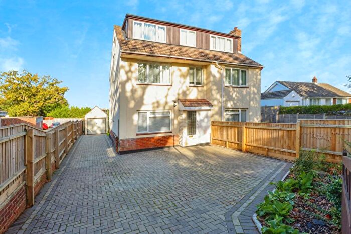 3 Bedroom Maisonette For Sale In Spicer Lane, Bearwood, Bournemouth, Dorset, BH11