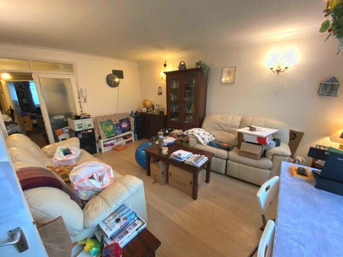 2 Bedroom Flat To Rent In Hillcrest Avenue, Edgware, HA8