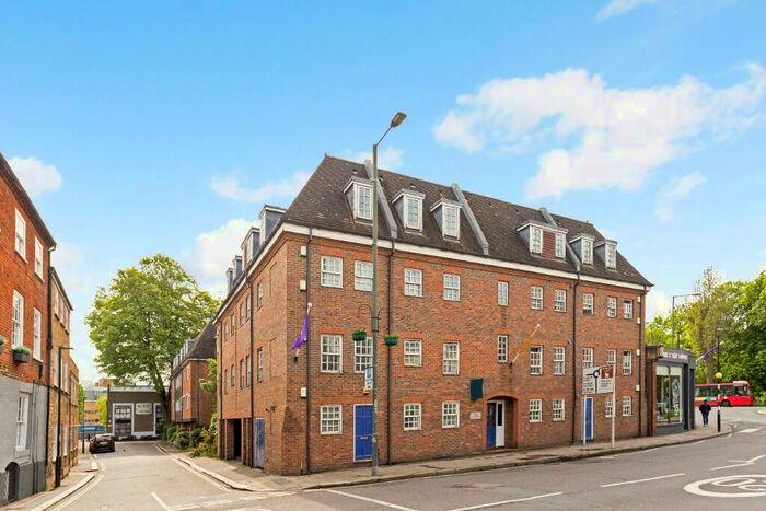 2 Bedroom Flat To Rent In Wren House, High Street, Hampton Wick, Kingston Upon Thames, Surrey, KT1