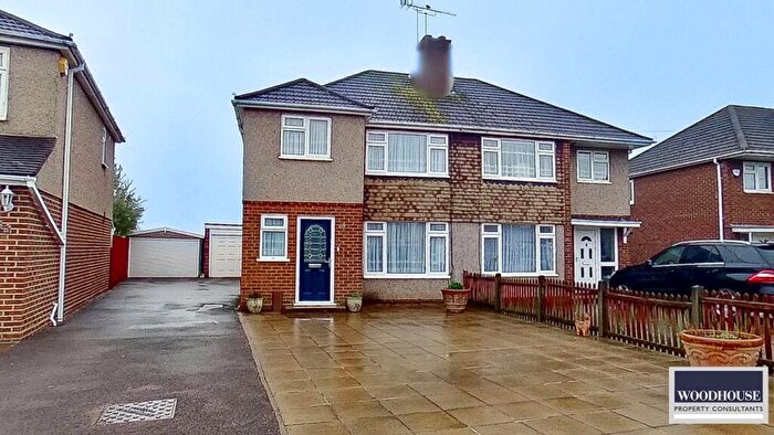 3 Bedroom Semi Detached House For Sale In Penton Drive, Cheshunt, EN8