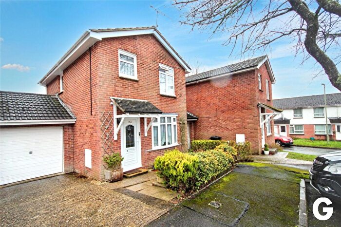 3 Bedroom Link Detached House For Sale In The Mount, Ringwood, Hampshire, BH24