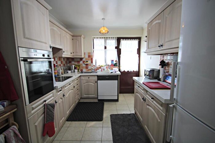 2 Bedroom Detached Bungalow To Rent In Swan Close, Colchester, CO4