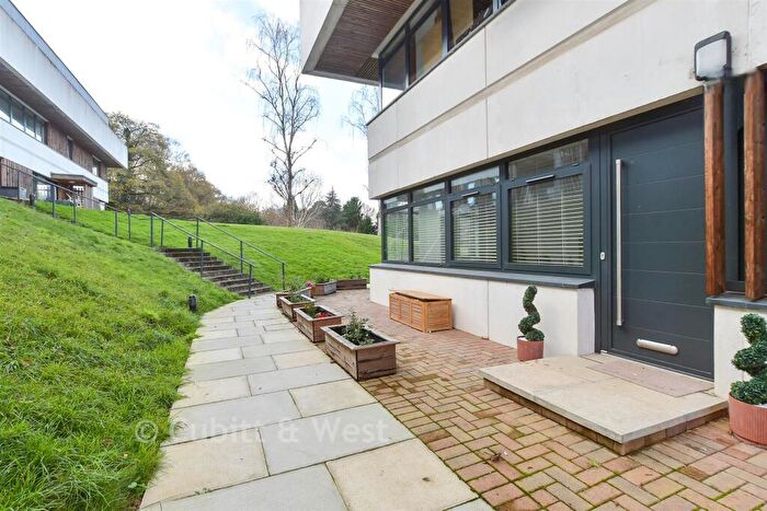 1 Bedroom Flat For Sale In Deepdene Avenue, Dorking, Surrey, RH5