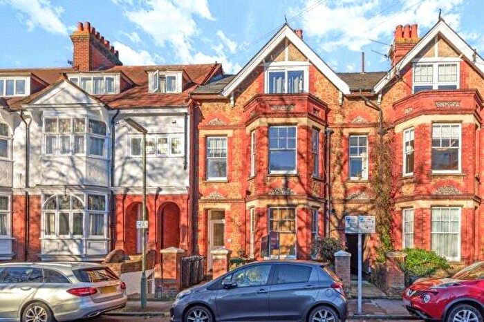 1 Bedroom Flat For Sale In Dene Road, Guildford, Surrey, GU1