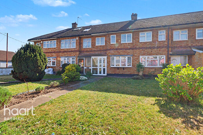 3 Bedroom Terraced House For Sale In Rainham Road, Rainham, RM13