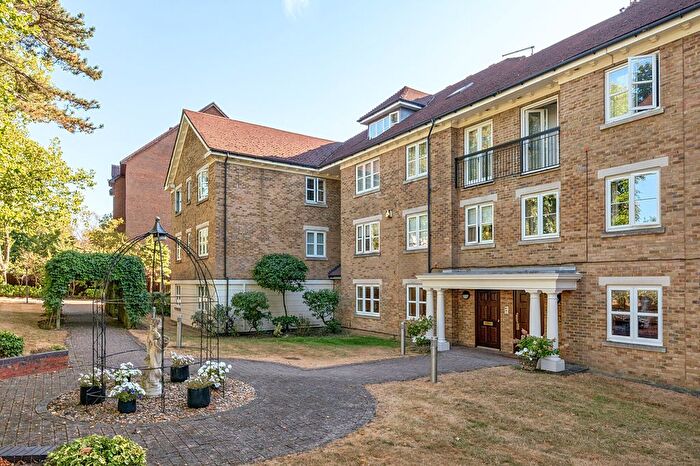 3 Bedroom Flat For Sale In High Road, Whetstone, N20