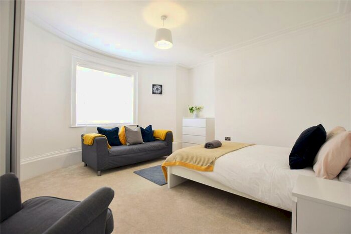 2 Bedroom Apartment To Rent In Kings Road, Reading, Berkshire, RG1