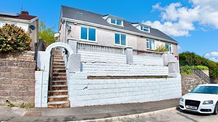 4 Bedroom Bungalow For Sale In Farm Road, Crumlin, NP11