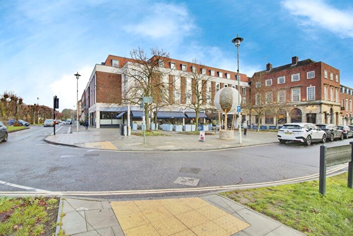 2 Bedroom Flat For Sale In Parkway, Welwyn Garden City, AL8