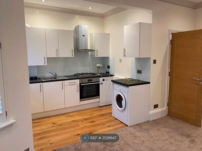 3 Bedroom Flat To Rent In Norbury, London, SW16