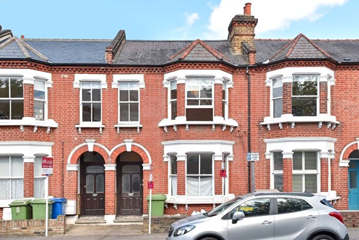 3 Bedroom Flat To Rent In Kinsale Road, London, SE15