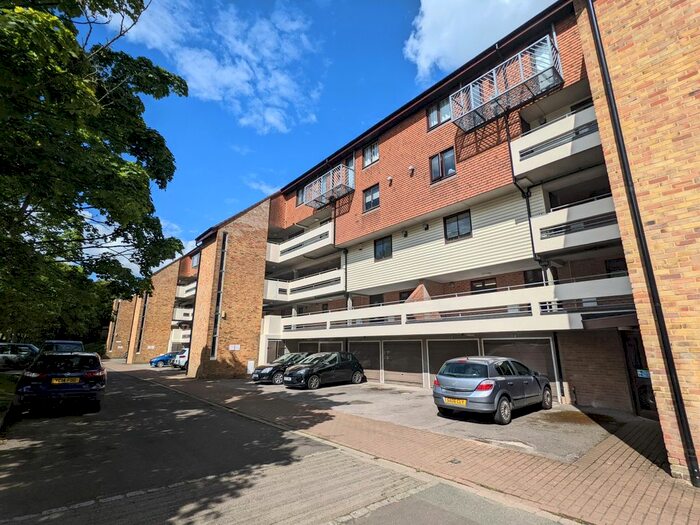 2 Bedroom Flat To Rent In Kingsway Gardens, Andover, SP10