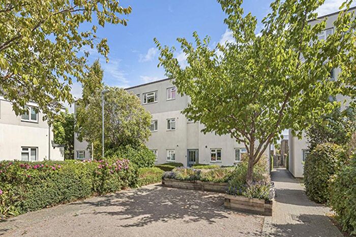1 Bedroom Flat For Sale In Peregrine Road, Sunbury-On-Thames, TW16