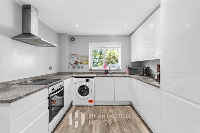 2 Bedroom Maisonette For Sale In The Ridgeway, St. Albans, AL4