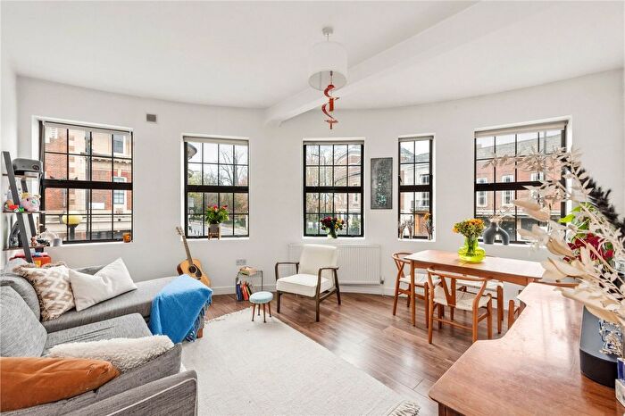 2 Bedroom Flat For Sale In Kingsway Parade, Albion Road, London, N16