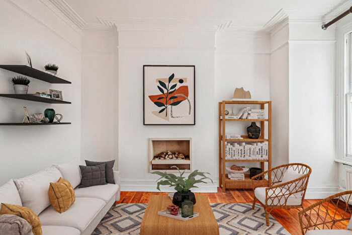 3 Bedroom Maisonette For Sale In St. Ann's Road, London, SW13