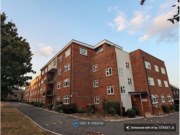 3 Bedroom Flat To Rent In Bassett Court, Southampton, SO16