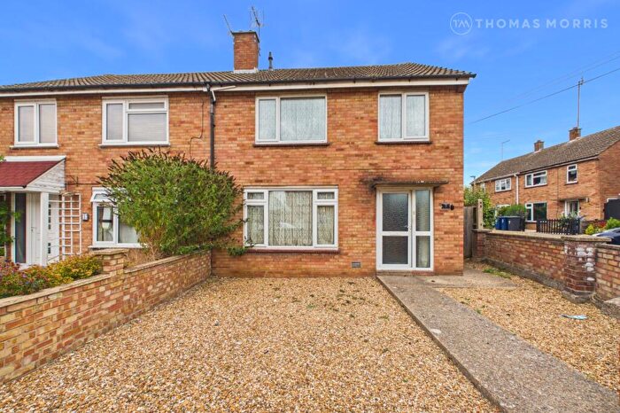 3 Bedroom Semi-Detached House For Sale In Dewpond Close, St. Neots, Cambridgeshire, PE19