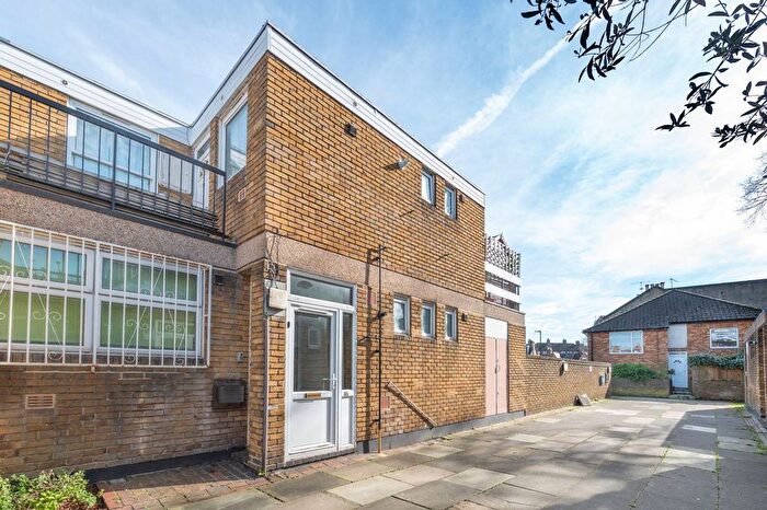 3 Bedroom Flat To Rent In Cherry Laurel Walk, Brixton Hill, London, SW2